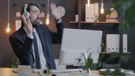 hombre de negocios haciendo una llamada de video