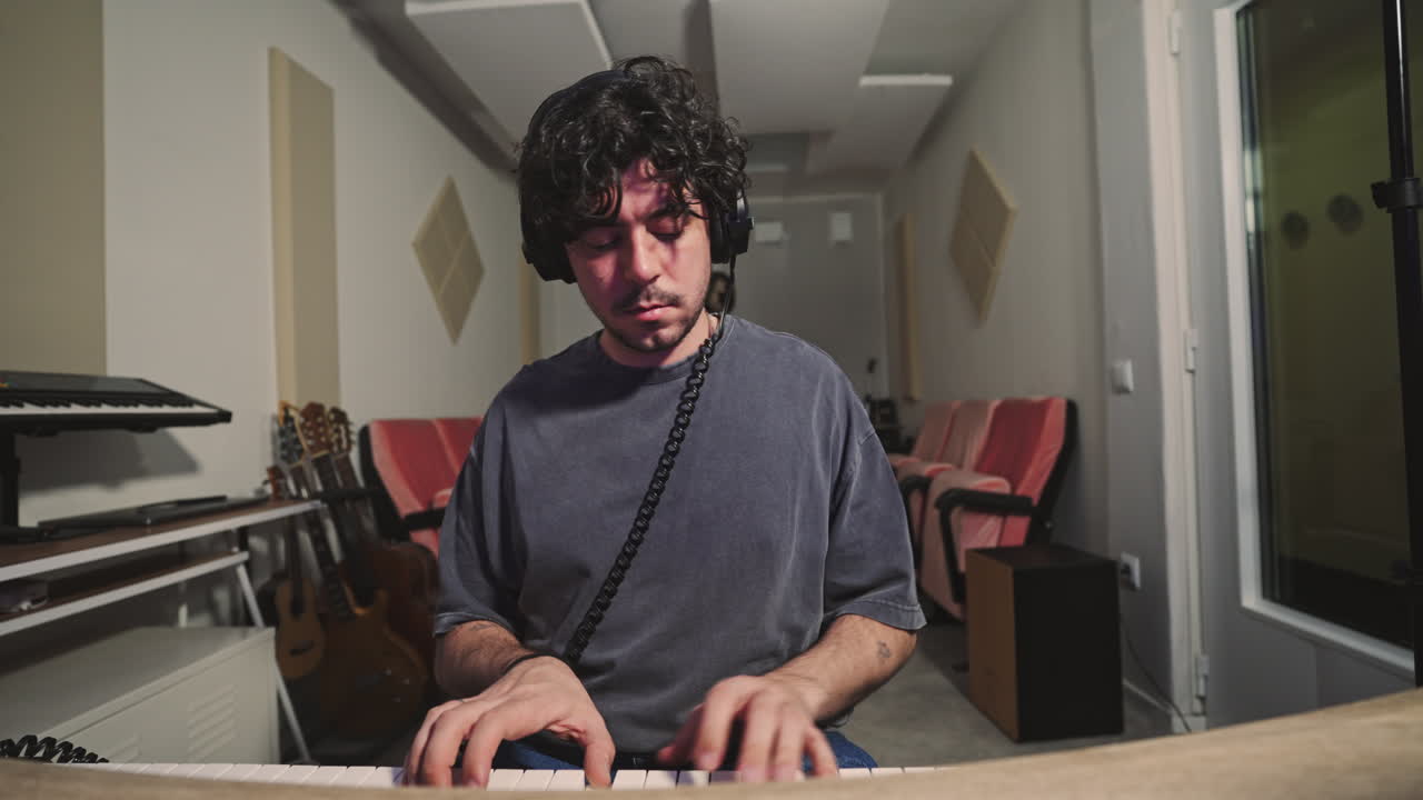 피아노 연주자 음악가 는 녹음 하는 동안 집 스튜디오 에서 혼자 피아노 를 연주 하고 있다