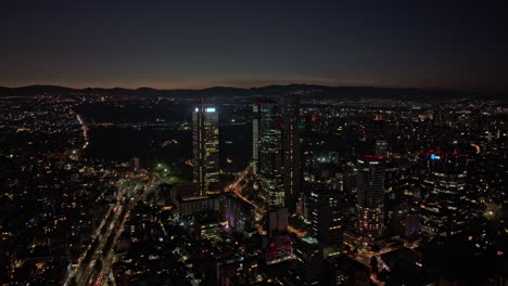 Mexico-City-Aerial-V2-Hyperlapse-Drohne-Fliegt-Durch-Juarez-Und-Das-Viertel-Colonia-Cuauhtemoc-Und-Fängt-Das-Leuchtende-Stadtbild-Der-Innenstadt-Und-Den-Stadtverkehr-In-Der-Abenddämmerung-Ein-–-Aufgenommen-Mit-Mavic-3-Cine-–-Dezember-2021