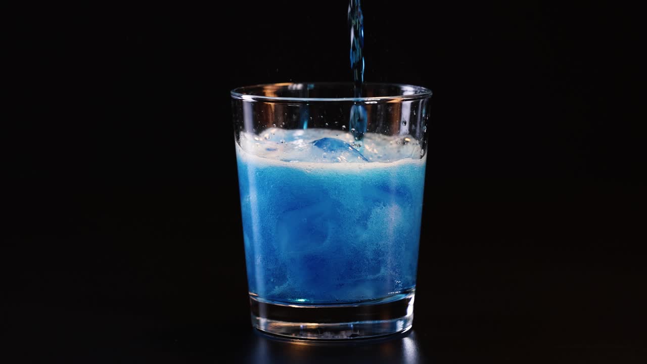 파란색 탄산 음료를 부어 놓고 정착합니다.