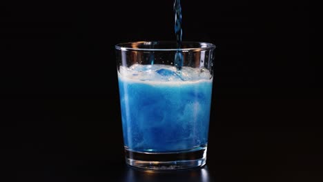 파란색 탄산 음료를 부어 놓고 정착합니다.