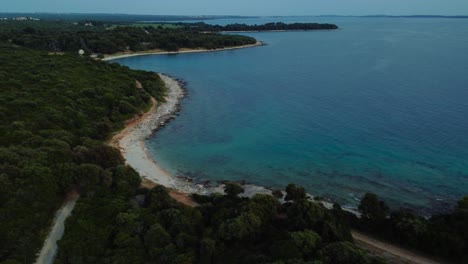 Drone-De-Vista-Aérea-Cinematográfica-Sobre-Una-Bahía-De-Playa-De-Roca-Junto-Al-Mar-En-El-Idílico-Mar-Mediterráneo-Adriático-En-Verano-Junto-A-La-Costa-Croata-De-Vacaciones-Con-Agua-Azul-Y-Playas-Secretas-Ocultas-Para-Viajar