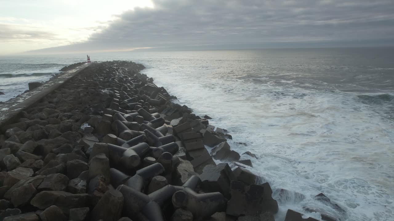 거대한 폭풍우가 부두에 충돌