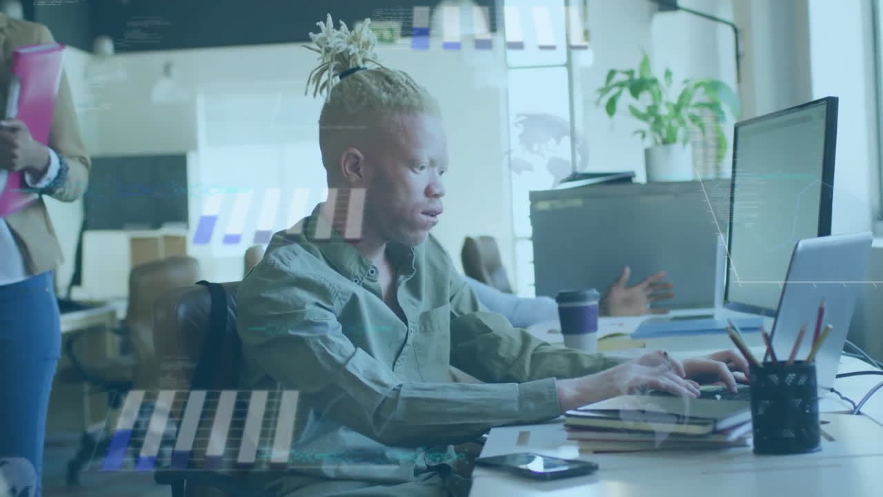 animazione dell'elaborazione dei dati finanziari su albino afroamericano uomo d'affari in ufficio
