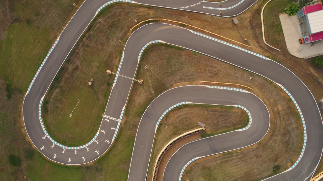 완전히 비어 있는 고카트 경주 트랙의 하향식 드론 샷