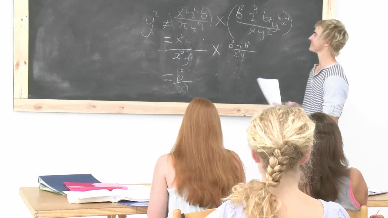 cerca de un chico adolescente escribiendo en una pizarra