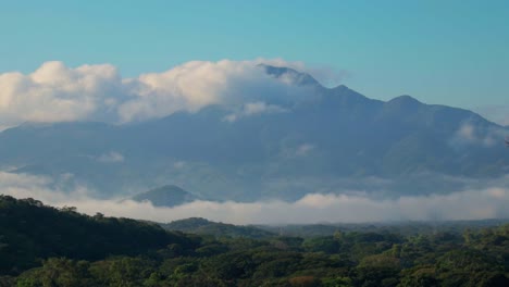 Zeitraffer-Von-Wolken,-Die-Einen-Berg-Bedecken