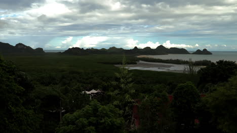 Mirando-La-Bahía,-Los-árboles-Y-El-Cielo-En-Tailandia