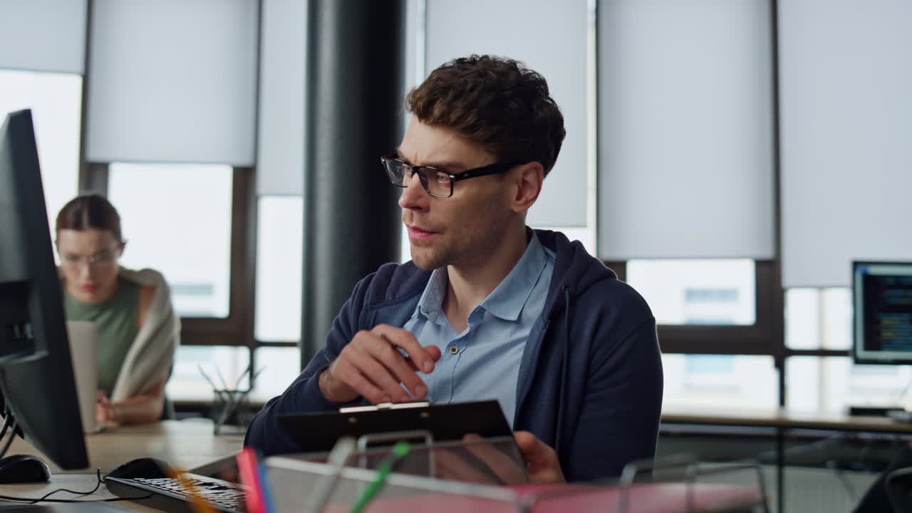 gerente de it analizando el informe en línea. ingeniero de software pensativo tomando notas