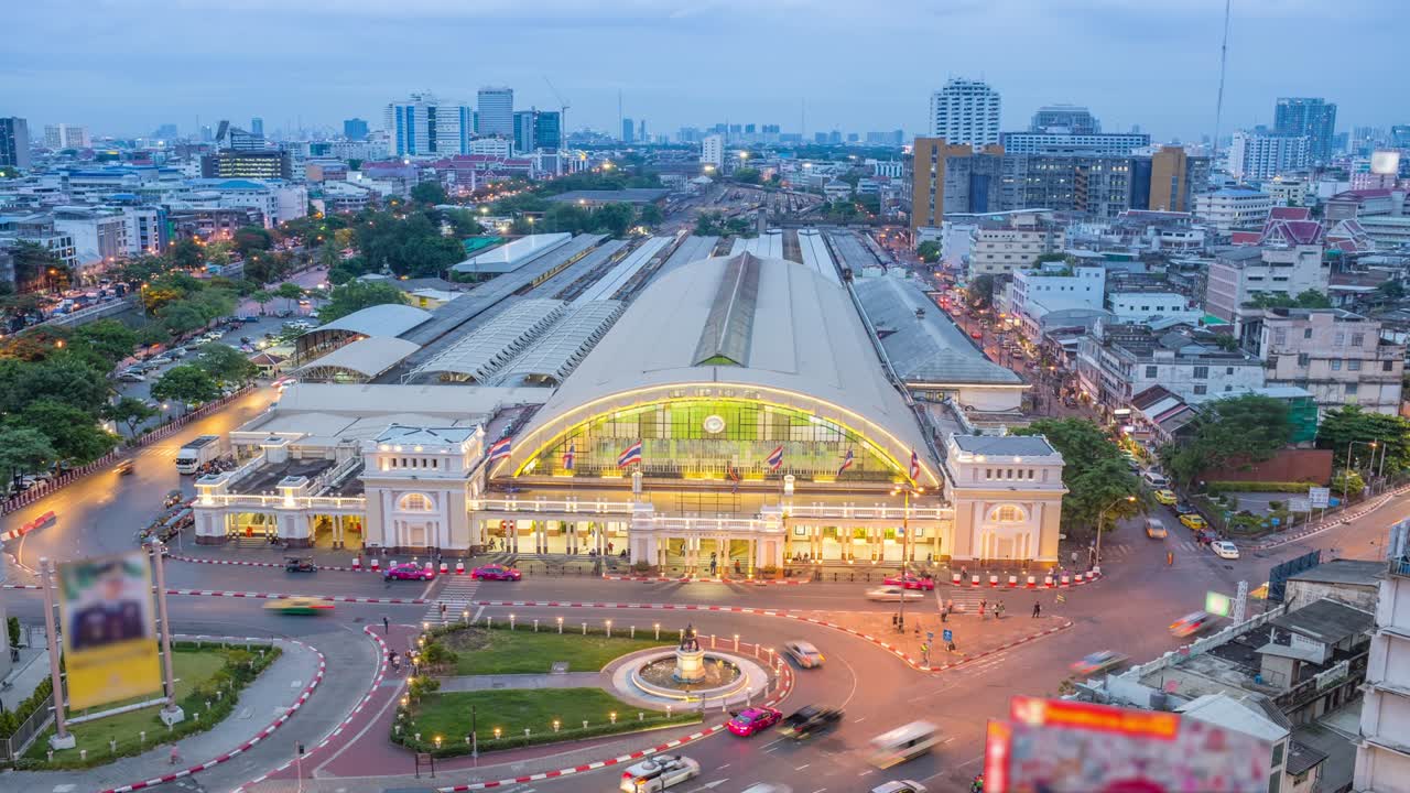 4k time lapse: la estación de tren de bangkok por la noche en bangkok, tailandia.