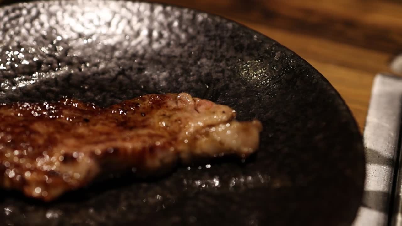 스테이크를 그릴, 뒤집고, 팬에 제공