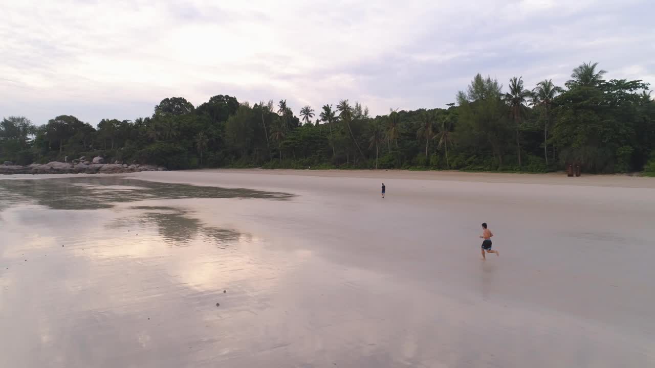 personas corriendo en una playa tropical al amanecer o al atardecer