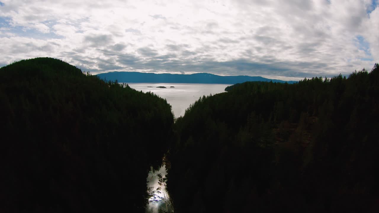 Smal passage gennem Sakinaw Lake BC til Agamemnon Channel Strait of Georgia Canadian Sunshine Coast, luftfoto