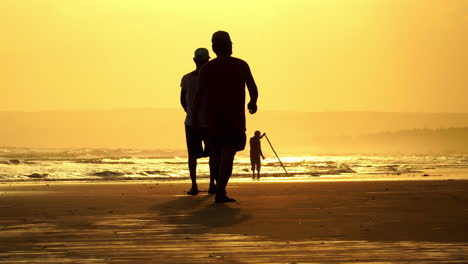 Pescador-Recogiendo-Mariscos-Durante-La-Puesta-De-Sol