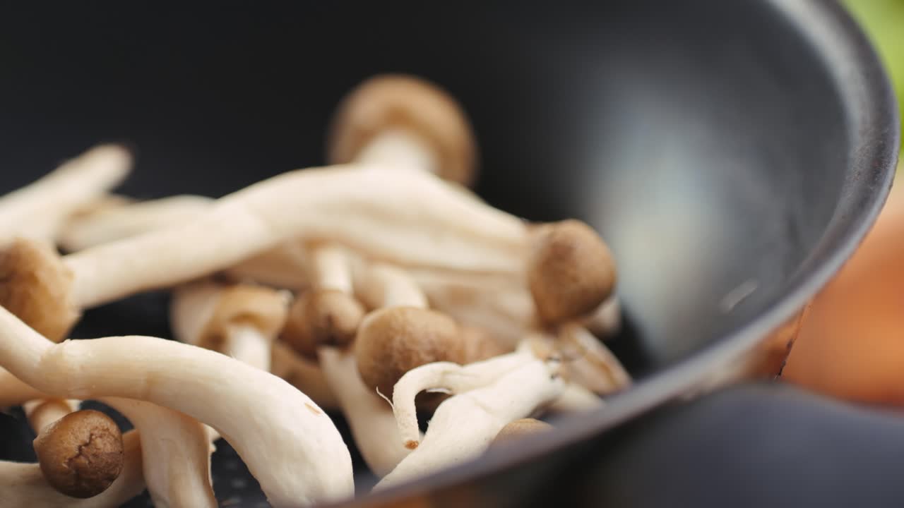 freír setas en una sartén