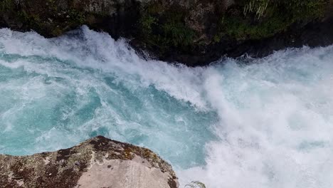 Vista-Más-Cercana-De-Los-Rápidos-De-Las-Cataratas-Huka-En-Cámara-Lenta-En-Nueva-Zelanda