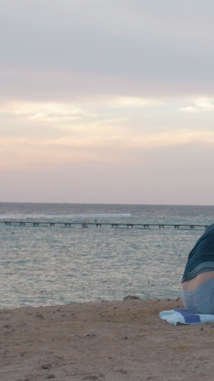 해가 지는 해변에서 어있는 여자