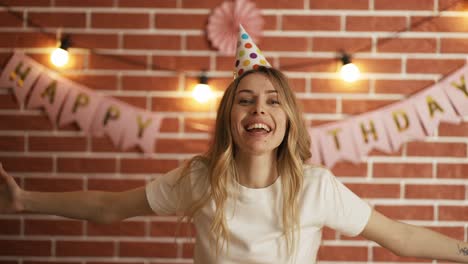 chica emocionada gritar feliz cumpleaños en la cámara