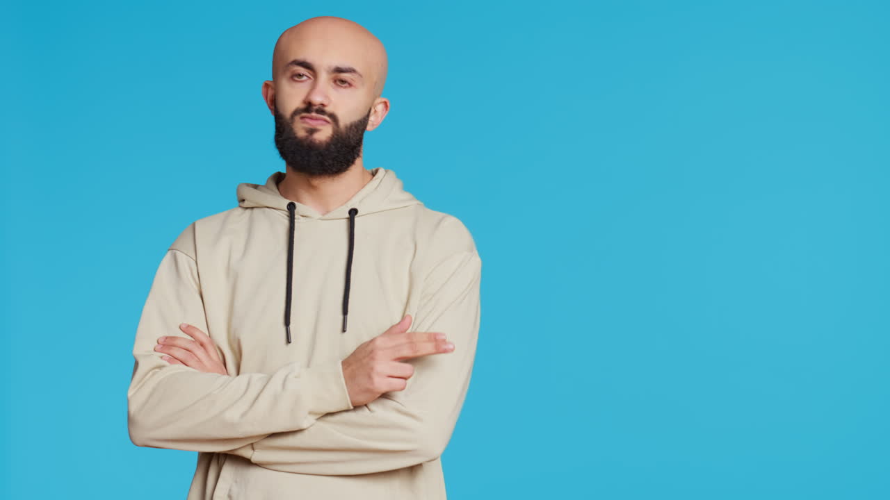 아랍 남성 모델이 누군가 도착을 기다리고 있습니다.