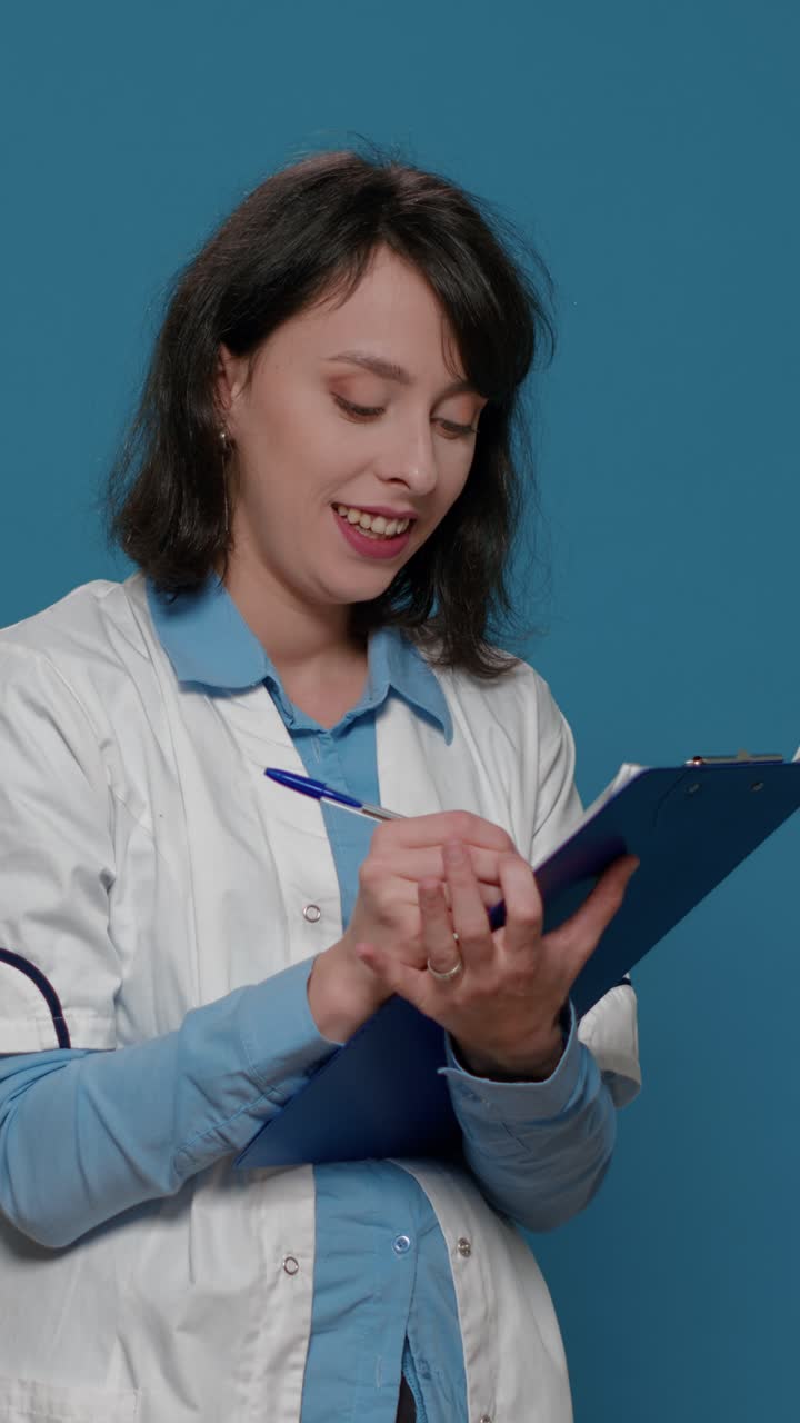 Doctora con un portapapeles