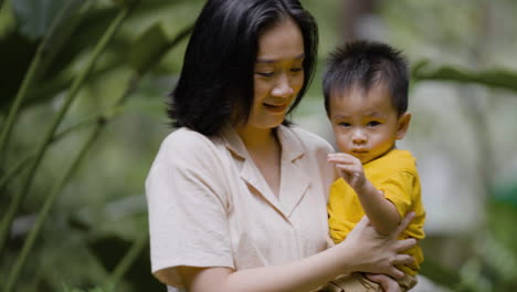 Asiatische-Familie-Im-Park