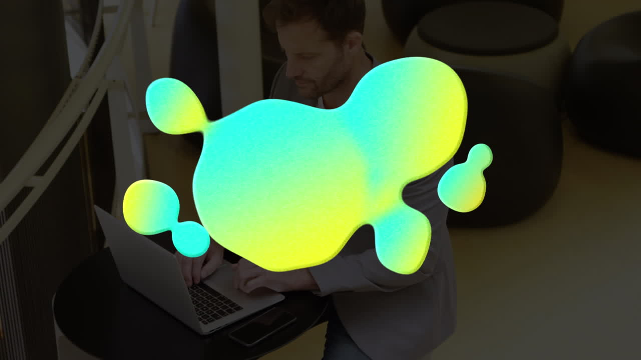 animación de una mancha brillante sobre un hombre de negocios que usa una computadora portátil en la oficina