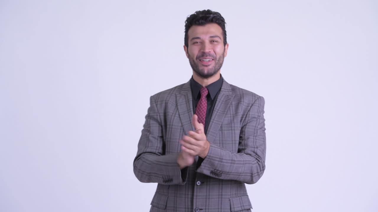 feliz guapo hombre de negocios persa barbudo en traje