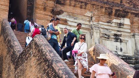 los turistas exploran el templo histórico en ayutthaya, tailandia