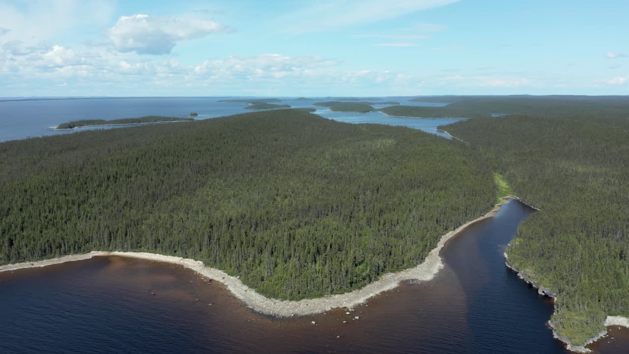 Luftfoto over en smuk bæk på en solrig sommerdag