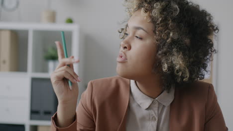 mujer concentrándose en la oficina