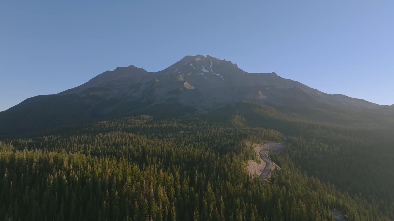Auringonnousun valaisema Mount Shasta, tyyni erämaa Kalifornian maaseudulla