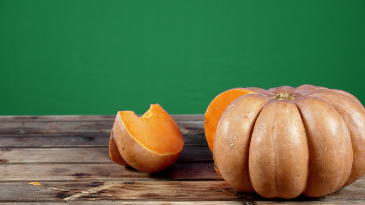 그리고 나무 테이블 위에 신선한 호박 한 조각.