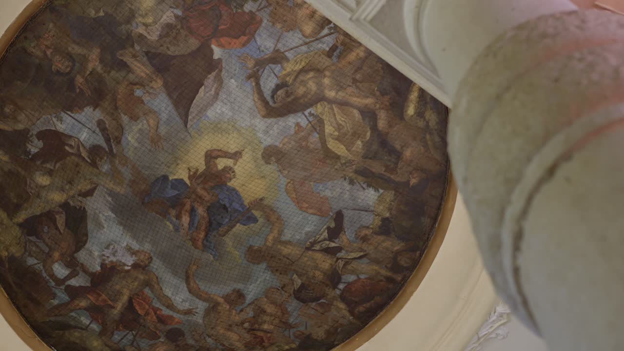 집 천장 위 에 있는 예술적 역사적 페인트 의 낮은 각도  ⁇