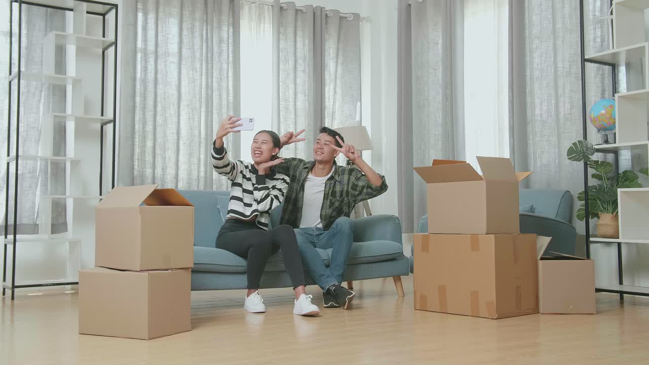 행복 한 부부 가 새로운 집 으로 이사 하는 것