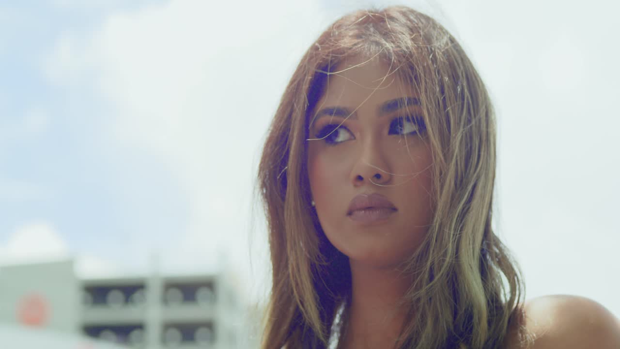 primer plano de una cara de niña con un cielo azul soleado en el fondo