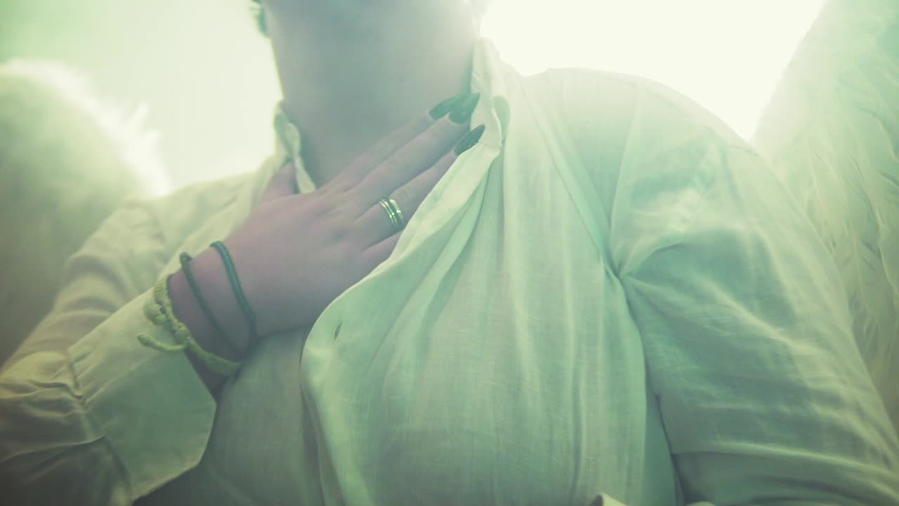 영화 같은 lgbt 남자가 셔츠를 드러내며 몸을 따라 손을 매혹적으로 움직입니다.