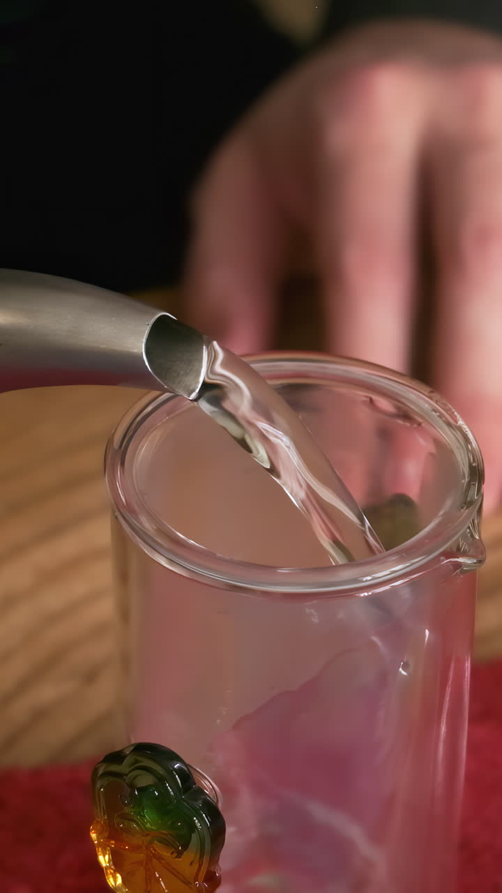 vertiendo agua en un vaso