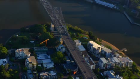 Vista-Aérea-De-Arriba-Hacia-Abajo-De-Los-Vehículos-Que-Viajan-Desde-Kangaroo-Point-Hasta-Brisbane-Cbd-Sobre-El-Puente-Story,-Qld-Australia