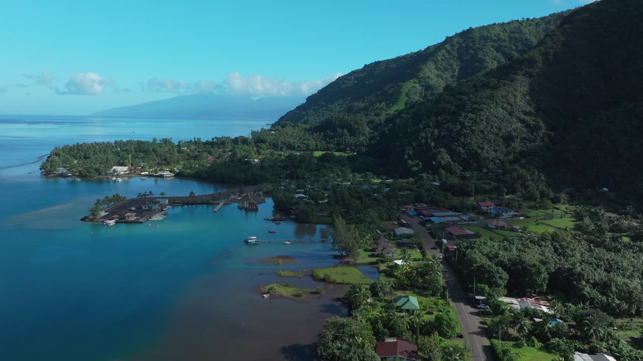 teahupoo tahiti polinesia francesa vista aérea de drones calles de la costa de la isla hasta papeete mañana soleada bahía canal arrecife de coral montaña tráfico de automóviles jeep viaje por carretera conducir hacia adelante movimiento