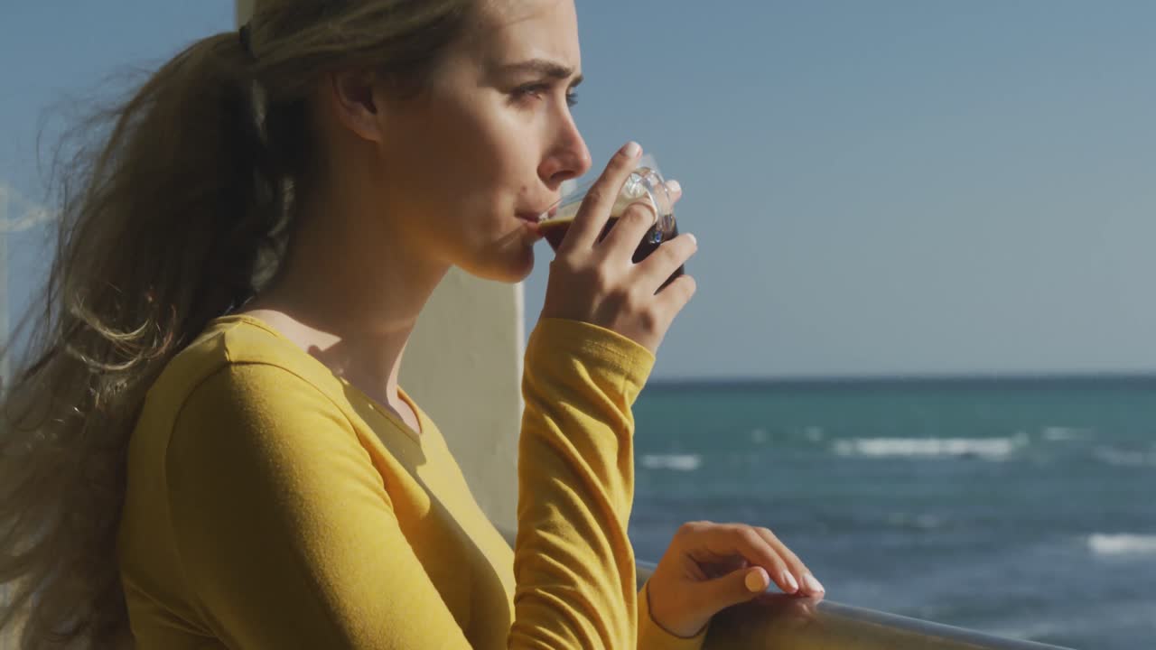 코로나바이러스 코로나19 대유행 기간 동안 집에서 스스로 격리하는 백인 여성