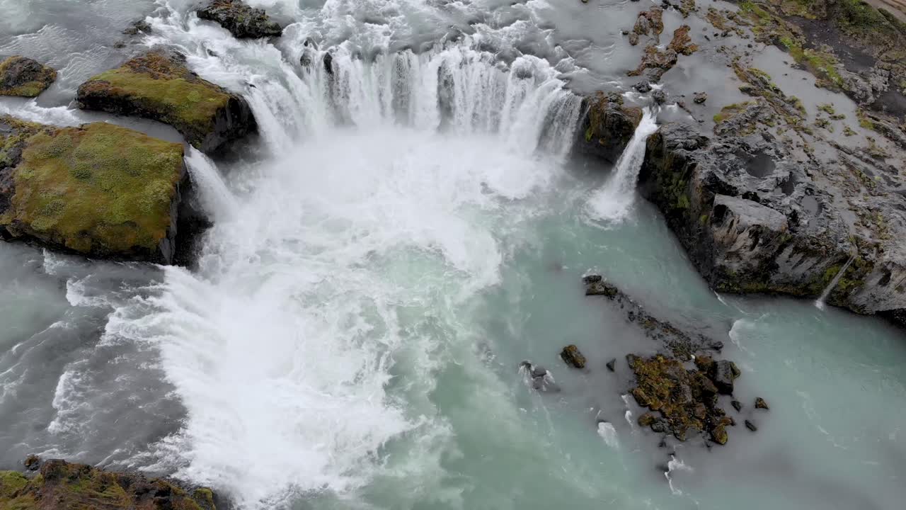 antena estática de la poderosa cascada del glaciar godafoss en islandia