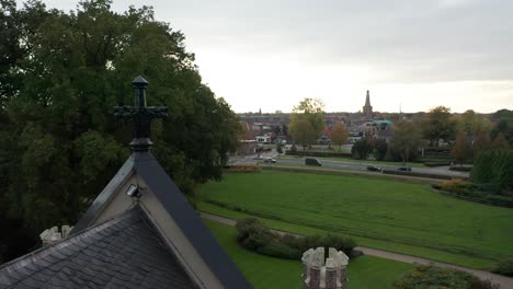 Vista-De-ángulo-Alto-De-Las-Obras-De-Arte-En-El-Techo-De-La-Antigua-Mansión-Con-Vistas-Al-Jardín-Verde