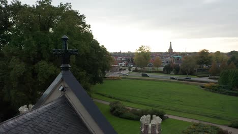 vista de ángulo alto desde obras de arte en el techo de la antigua mansión con vistas al jardín verde