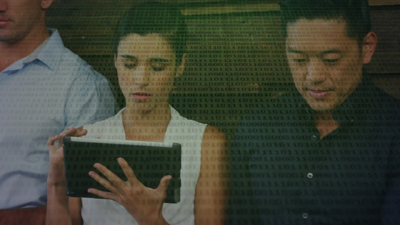 animación del procesamiento de datos sobre diversas personas de negocios en la oficina