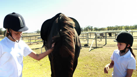 hermanos acariciando el caballo en el rancho 4k