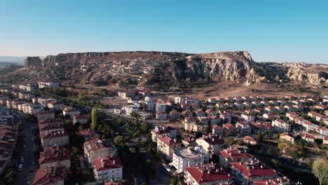 Luftdrohne-Schoss-Morgens-über-Die-Stadthäuser-Von-Urgup-über-Dem-Temenni-Hügel-In-Der-Region-Kappadokien,-Türkei