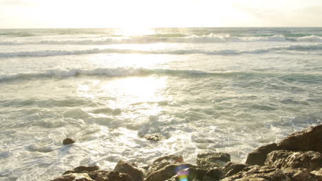 Las-Olas-Rompen-En-La-Costa-Rocosa-Al-Atardecer-Feliz-Hora-Dorada