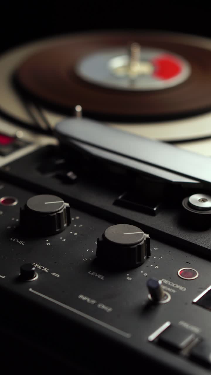 vista vertical, grabación de audio en cinta de carrete a carrete en un magnetófono profesional, de cerca