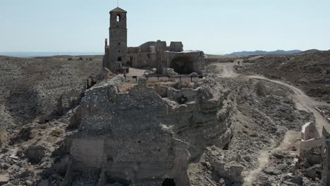 vista aérea de un pueblo destruido y abandonado en la guerra civil española 1936-39