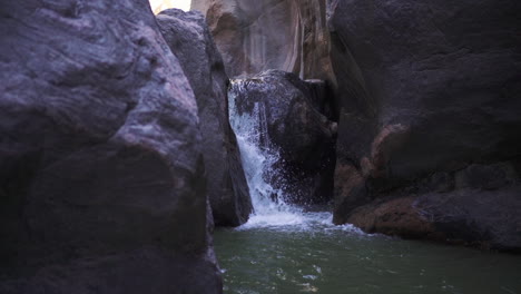 cascada de el remate entre altos acantilados en argentina